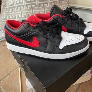 AIR JORDAN 1 LOW NIB!!